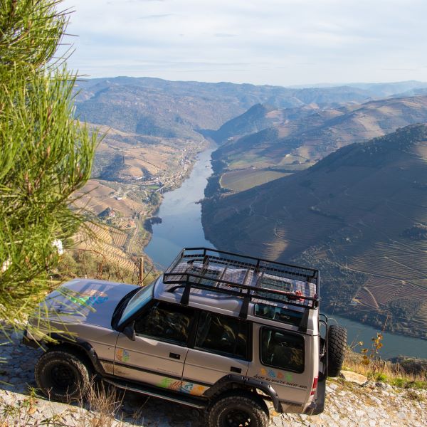 Jipe entre vinhas com vista para o Rio Douro